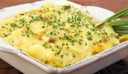 Batatas no forno com creme de cebola