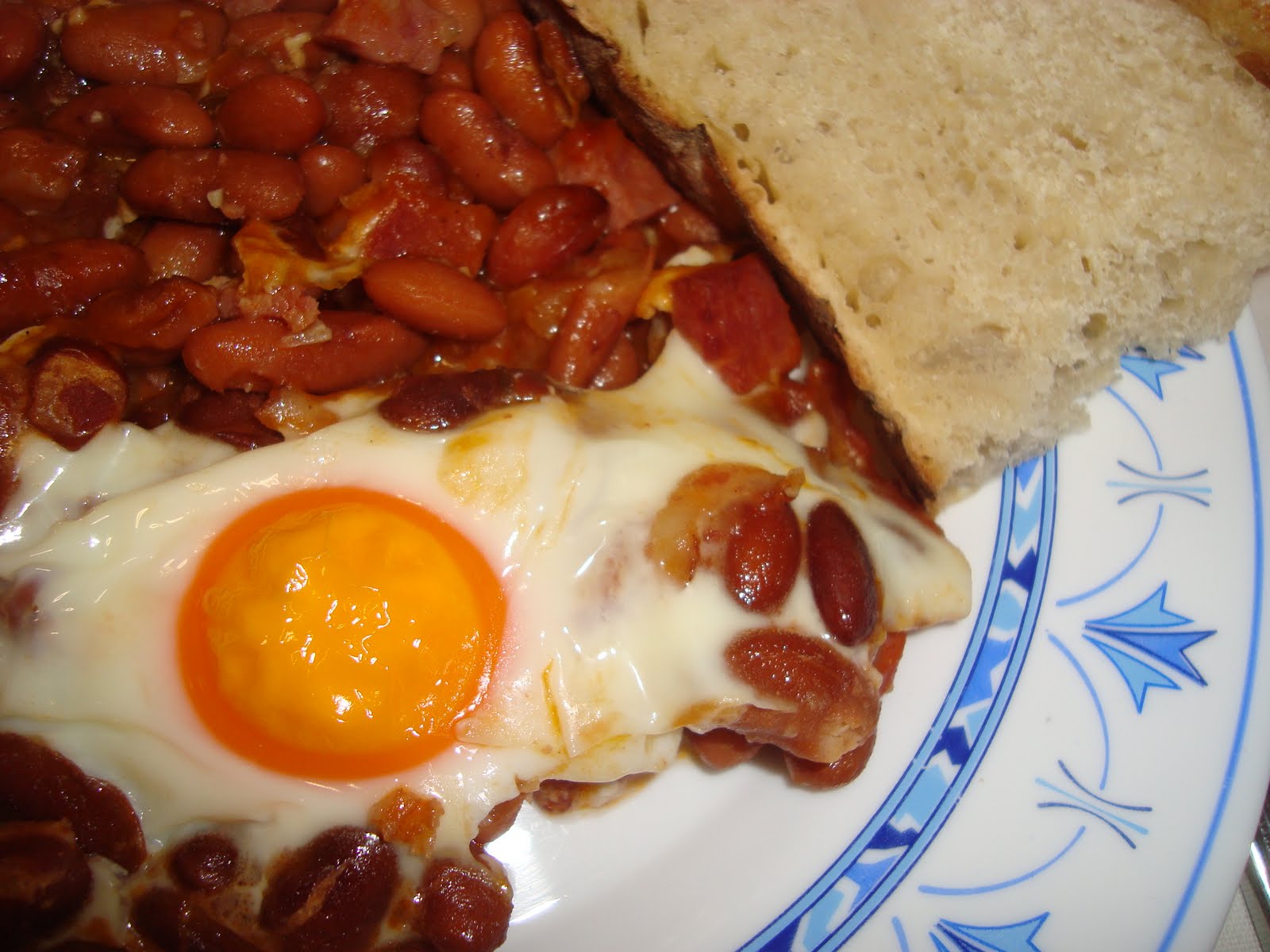 Ovos Escalfados com Tomate e Feijão